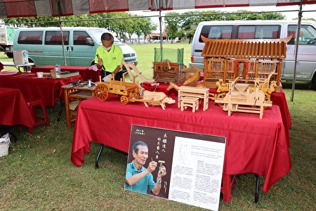 木雕达人廖义雄展出他的客家古农具作品 。
