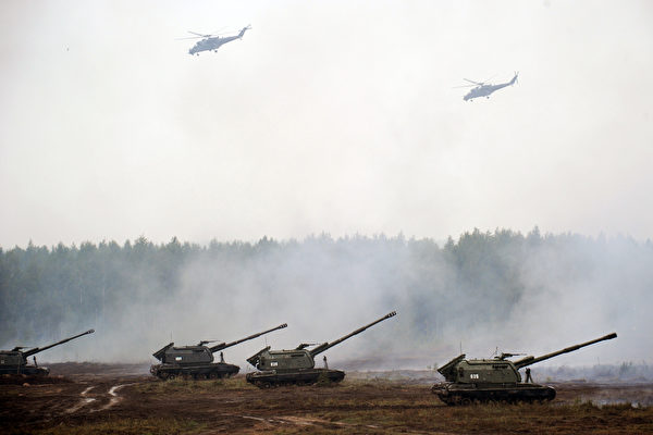 2017年9月20日，俄軍直升機和自行火砲參加與白俄羅斯軍隊的演習。類似的立體作戰模式未能展現在俄軍入侵烏克蘭的實戰中。（Sergei Gapon/AFP via Getty Images）