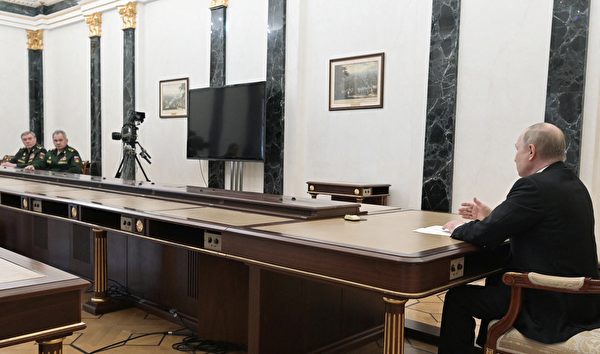 2022年2月27日，俄羅斯總統普京（右）隔著長長的桌子，與俄羅斯國防部長紹伊古（Sergei Shoigu，左二）和總參謀長格拉西莫夫（Valery Gerasimov，左一）會面。（Alexey Nikolsky/SPUTNIK/AFP via Getty Images）