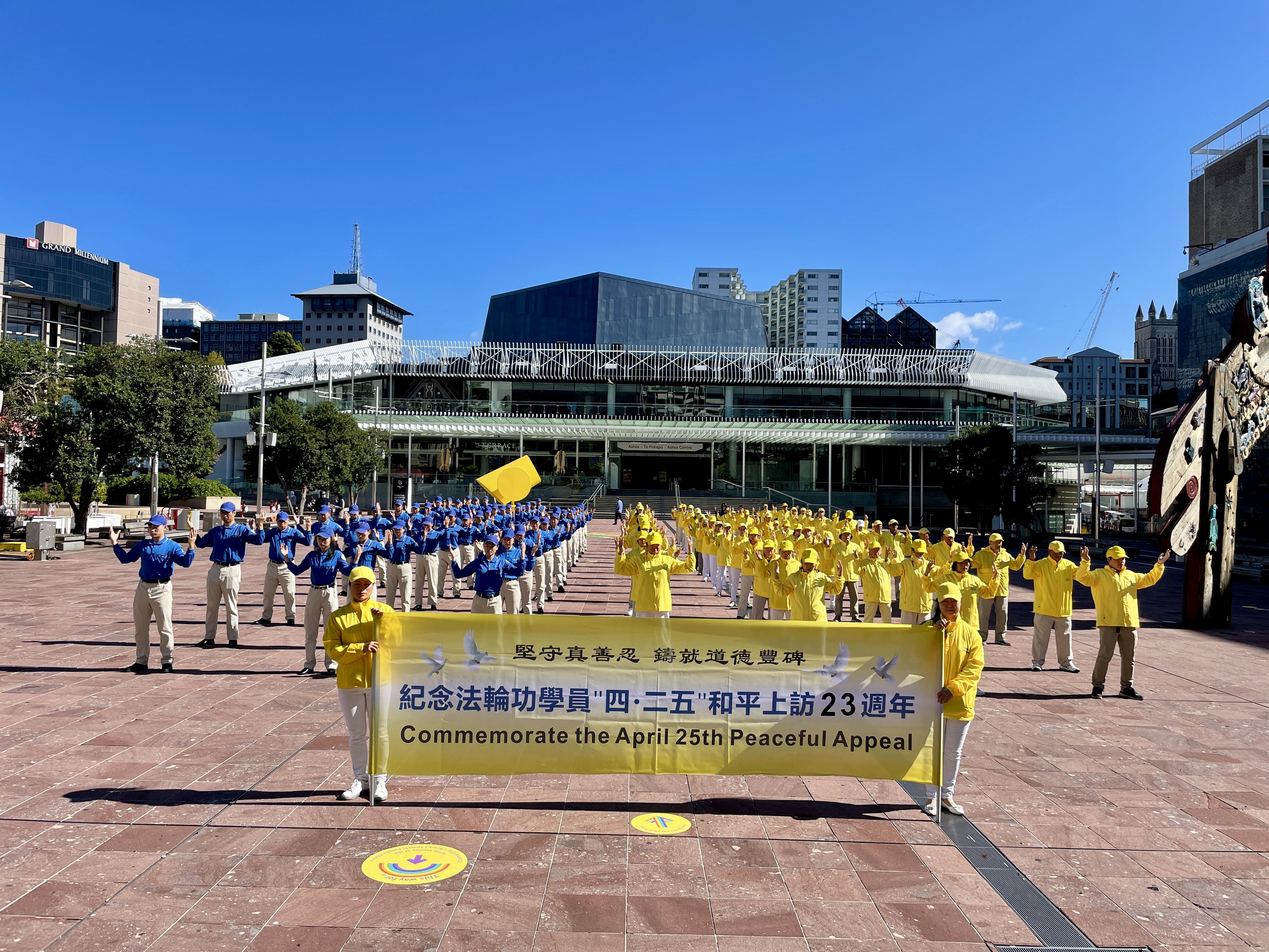 4月23日新西蘭部份法輪功學員在奧克蘭市中心舉行集會活動。( 馬蘭花／大紀元 )