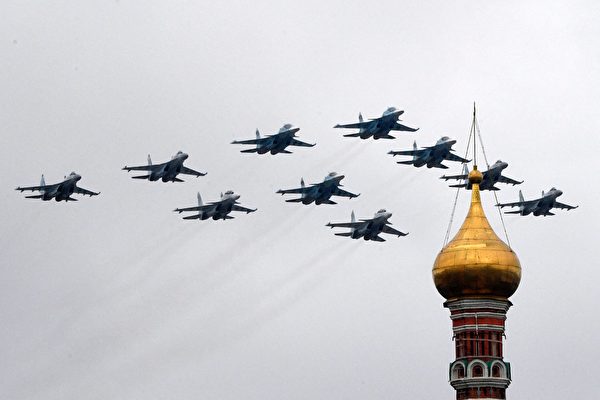 2021年5月9日，莫斯科广场的阅兵期间，俄罗斯的Su-35S、Su-34、Su-30SM战机飞跃莫斯科市中心上空。（Alexander Nemenov/AFP via Getty Images）