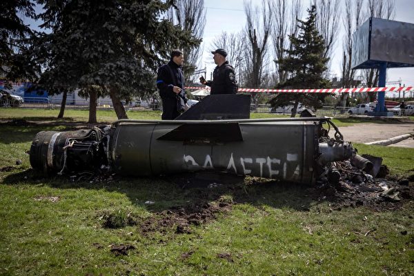 2022年4月8日，烏克蘭東部克拉馬托爾斯克（Kramatorsk）的一個火車站主樓旁的俄軍導彈殘骸。（FADEL SENNA/AFP via Getty Images）