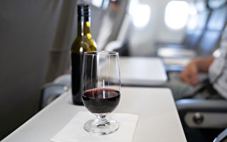 在飛機上喝酒 會有什麼壞處？