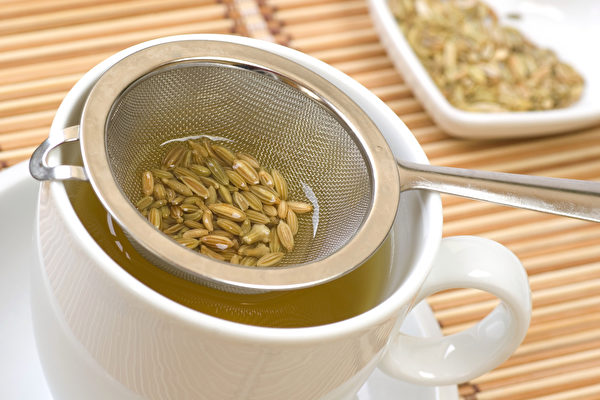 小茴香茶有助緩解消化系統紊亂，包括脹氣、腹脹和便祕。(Shutterstock)