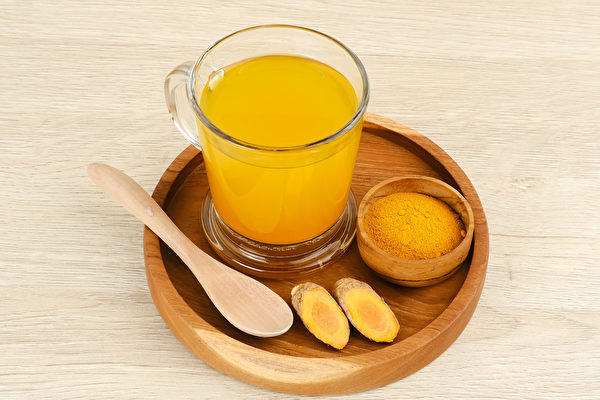 泡薑黃茶時，加入黑胡椒粉可以幫助吸收。(Shutterstock)