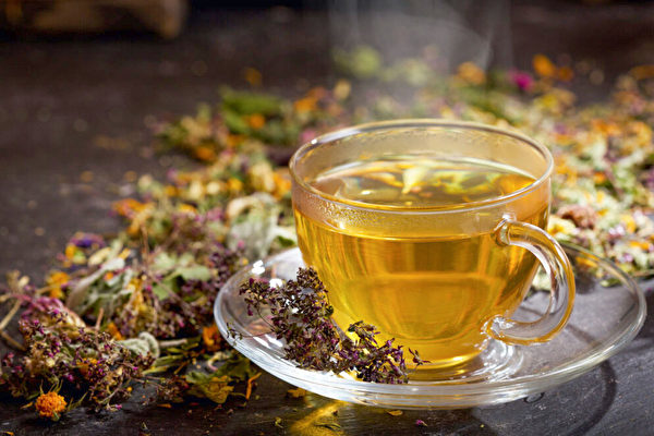 請給自己泡一杯排毒草藥茶吧。(Shutterstock)