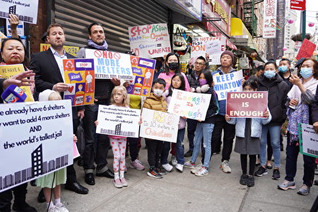 （圖五）2022年4月26日，紐約市多名家長與小孩參與「社區保護和改善聯盟」反建格蘭街231號遊民所集會。