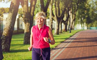 英国82岁奶奶酷爱健身 还坚持做体力活