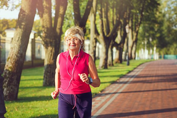 英國82歲奶奶酷愛健身 還堅持做體力活