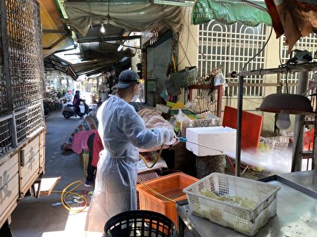屏東縣26日新增63例本土確診個案，縣府對疫調重點的市場實施清消作業。