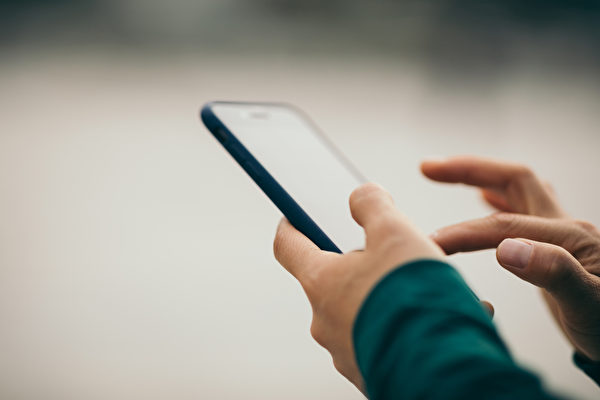 手機、電腦的無線輻射會對身體健康帶來損害。(Shutterstock)