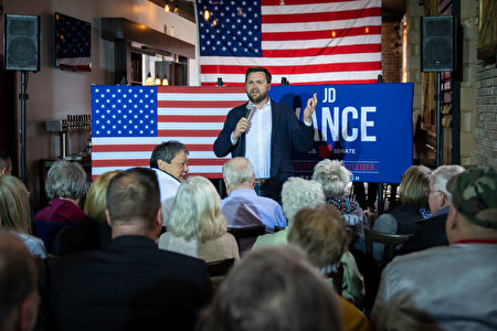 圖為2022年4月27日，俄亥俄州共和黨參議院初選候選人J.D.萬斯（J.D. Vance）在格羅夫城（Grove City）舉行的一次競選活動中發表講話。(Drew Angerer/Getty Images)