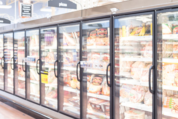 营养专家们提醒7类冷冻食品有害健康，包括日常生活中常见的冷冻比萨、冷冻薯条。（shutterstock）