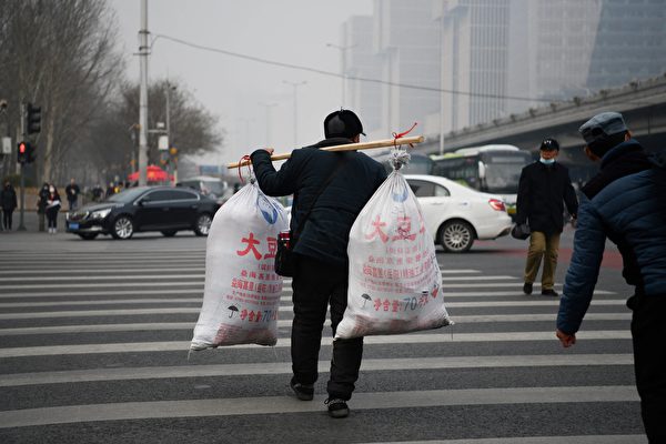 中国经济差 返乡农民工陷两难 出国潮涌动