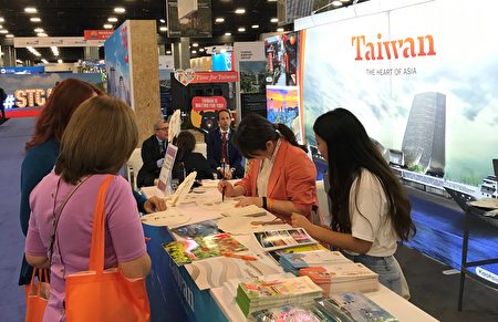 2022邁阿密郵輪展臺灣展攤扇子書法活動以及業者洽詢臺灣旅遊資訊情形。