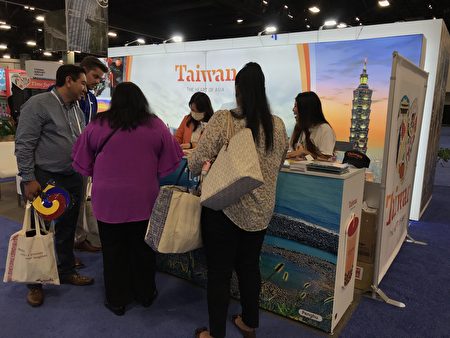 2022邁阿密郵輪展業者參觀臺灣展攤。