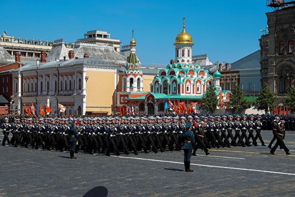 2020年6月24日，俄罗斯军队在莫斯科红场阅兵，仍然能看到前苏联军队的显着痕迹。（Pavel Golovkin/POOL/AFP via Getty Images）