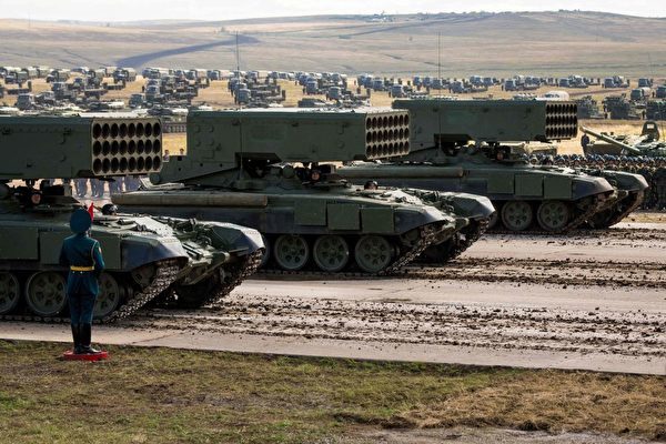 2018年9月13日，俄罗斯在距离西伯利亚与中国和蒙古边境不远的楚戈尔训练场举行军事装备阅兵式。（Mladen Antonov/AFP via Getty Images）