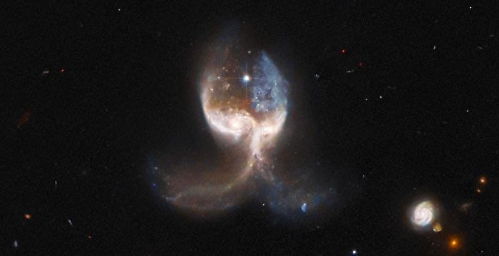NASA拍到两个星系正在碰撞 犹如天使之翼