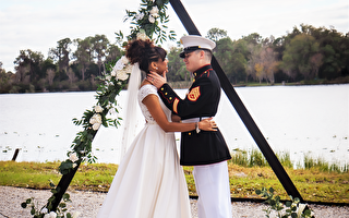 服役期間失去雙腿 美軍人與愛妻實現婚禮夢