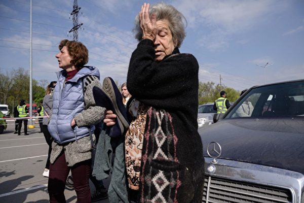第一批乌克兰钢铁厂平民撤离 俄军恢复轰炸