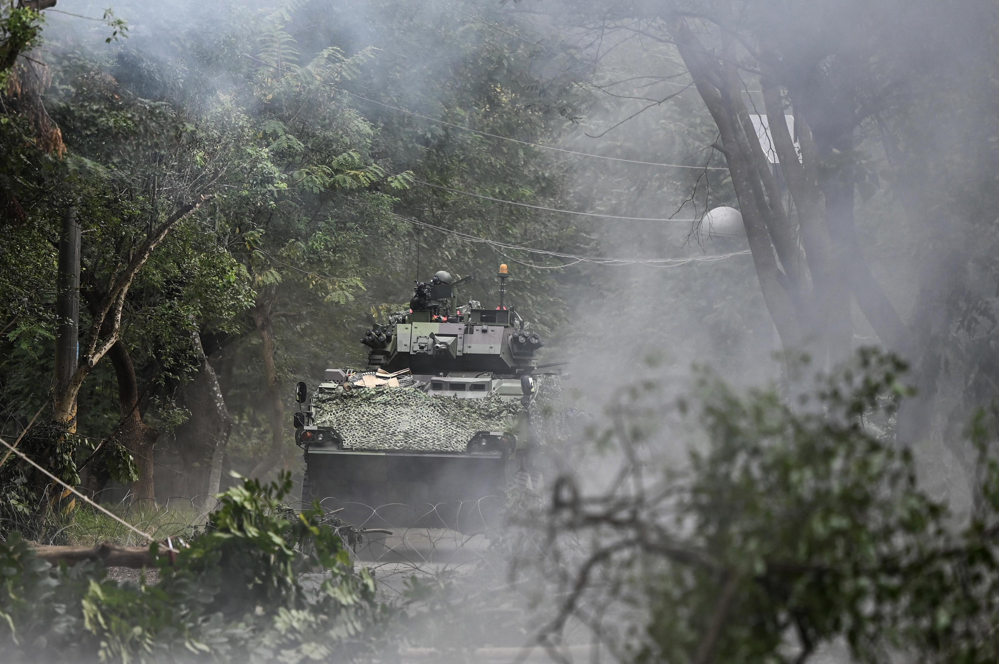 2022年1月6日,台灣高雄一個陸軍基地演習,出動CM-32雲豹八輪裝甲車。(Sam Yeh / AFP)