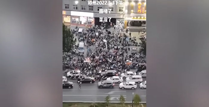 郑州封控前市民抢购备荒 民众逃离致交通堵塞