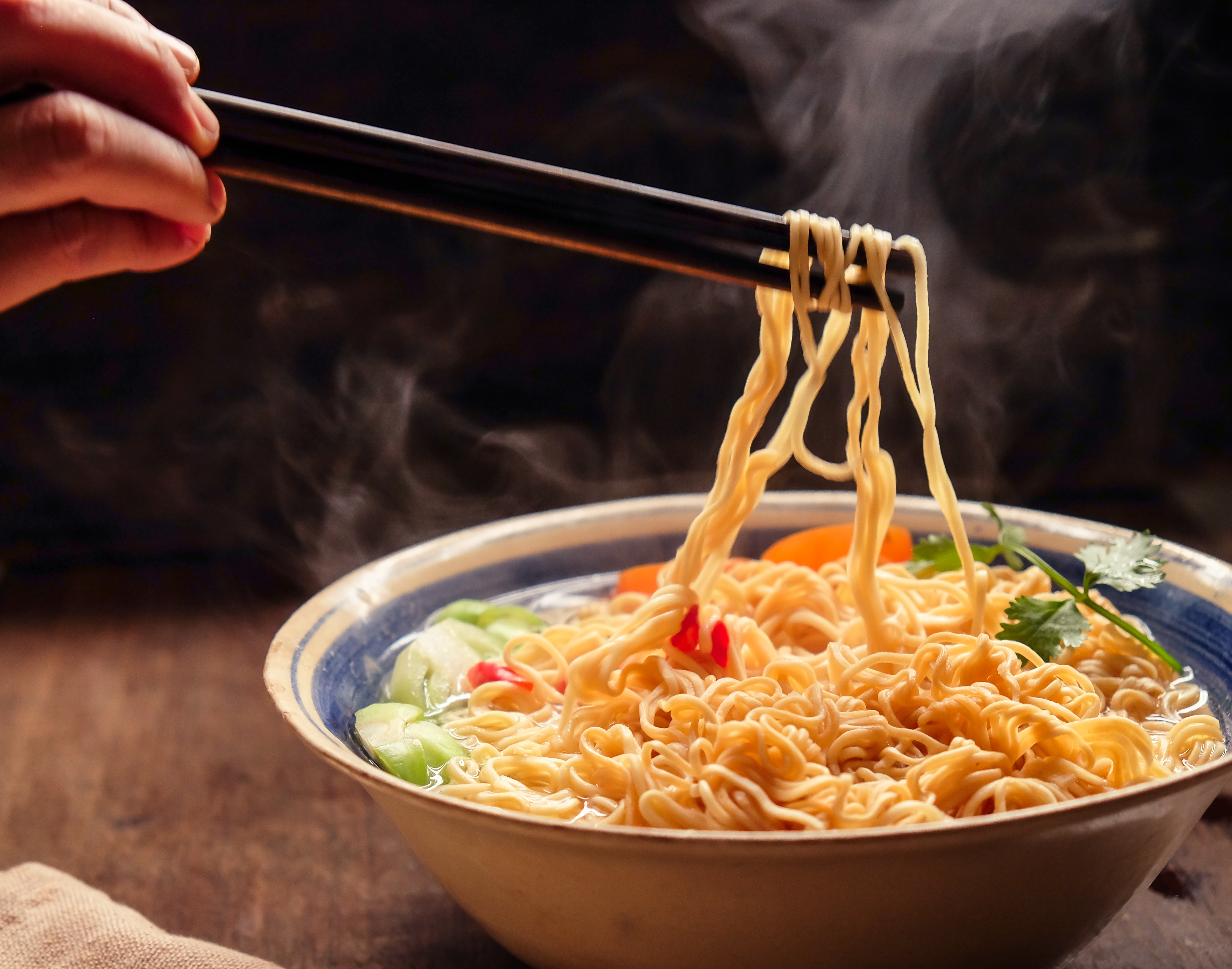 太鹹的食物,會增加心臟的負荷。(Shutterstock)