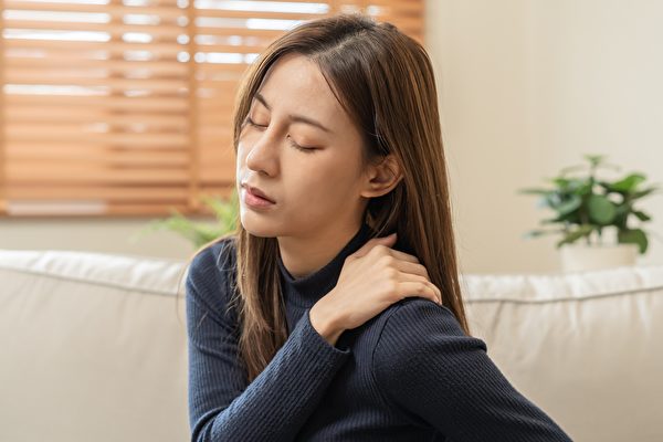 慢性疲劳是现代人常有的问题，按摩肩颈有助放松。(Shutterstock)