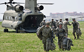 组图：美军驻韩基地举行空中突击任务演习