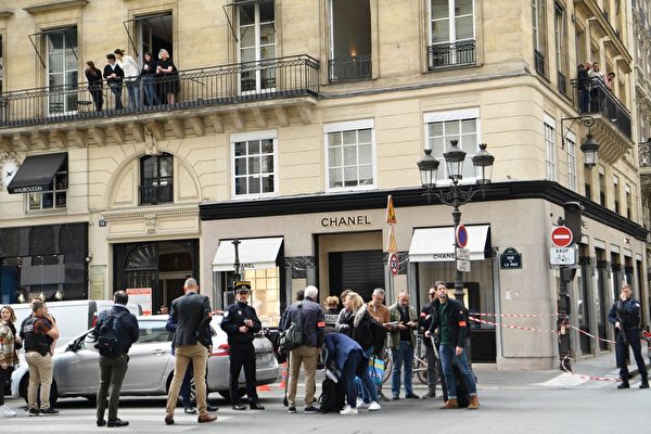 劫匪持AK47突擊步槍 洗劫巴黎香奈兒專賣店