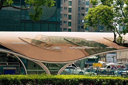 台湾大道公车专用道“科博馆站”候车亭外观彩绘－圆顶龙。