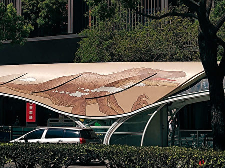台湾大道公车专用道“科博馆站”候车亭外观彩绘－伶盗龙。