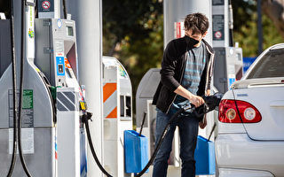 州长议会争持不休 加州人领燃油补贴恐拖到10月