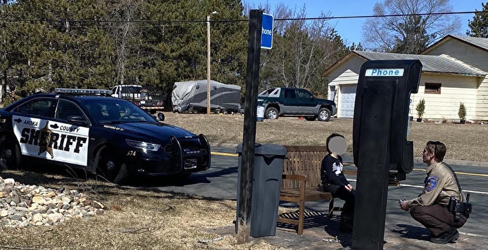 美国男子自设公用电话 意外救了迷路男孩