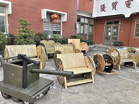 廢棄木料製成各式座椅
