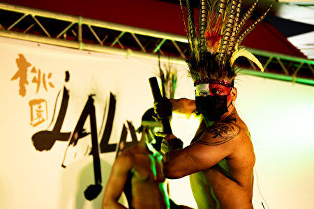 原住民族藝人團體接力演出。