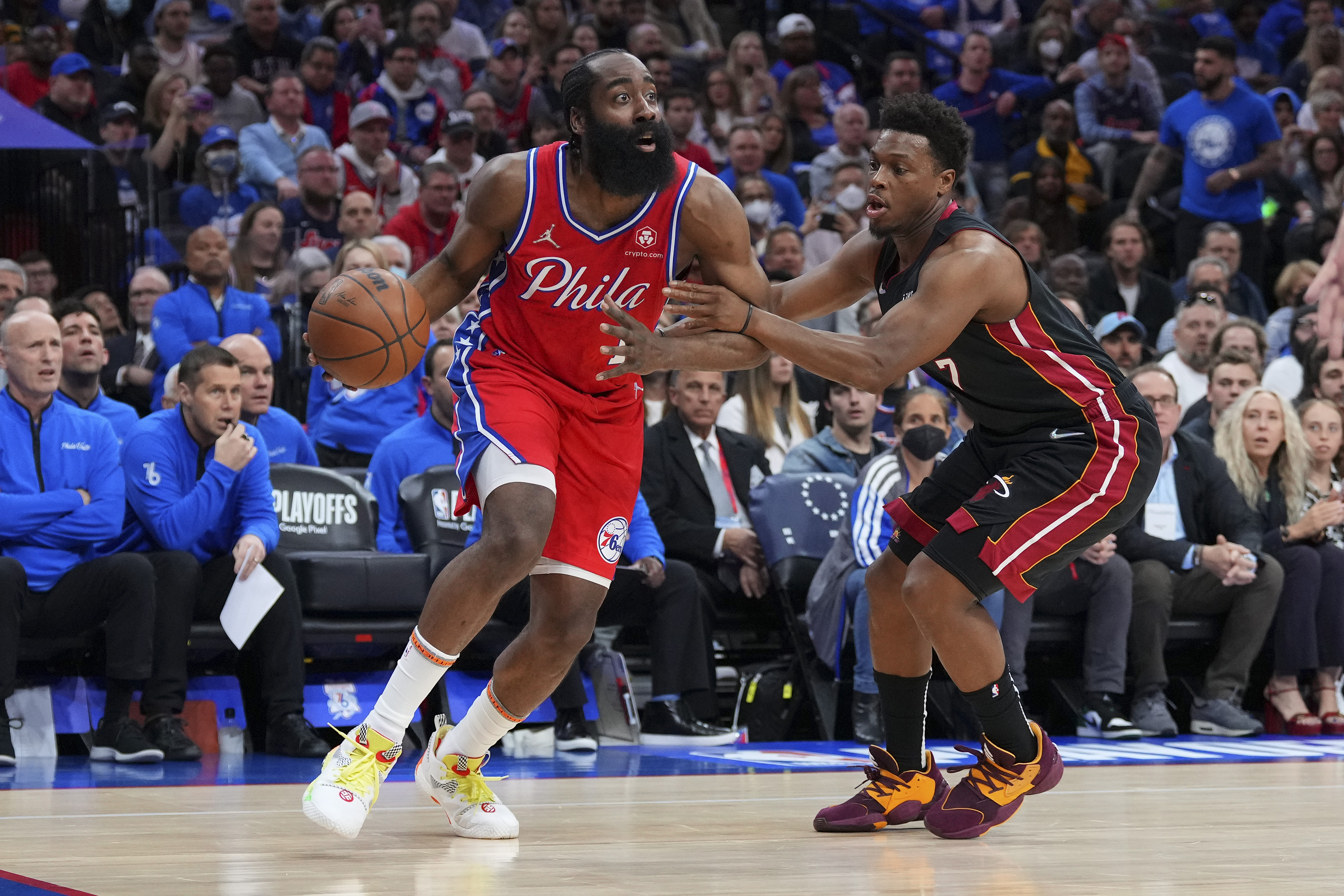 在76人队时,詹姆斯‧哈登(James Harden、左)在2022年夏天,放弃了高达4740万美元的球员选项,转而签下了一份2年6860万美元的新合同,并公开表示:“我已赚到足够的钱,现在是为总冠军而战。”。(Mitchell Leff/Getty Images)