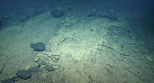 太平洋海底发现一条黄砖铺成的道路