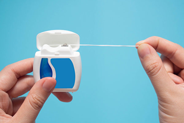 使用牙線清潔齒縫有助維持口腔健康。但有研究發現，有些牙線竟含有致癌物，這是怎麼回事呢？(Shutterstock)