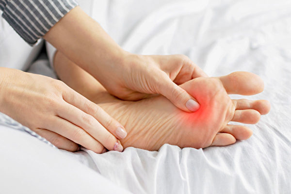 腳部的一些徵兆，可能是身體疾病的警訊。(Shutterstock)