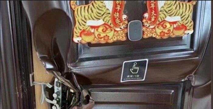 上海地铁全线停运 防疫人员强行入户消杀