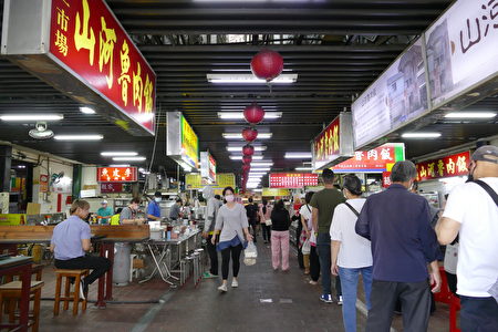 台中第二市場傳統魯肉飯販售的攤位很多，客人有很多不同的選擇。