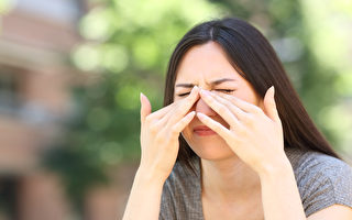 眼屎突然变多，可能是染上流行性角结膜炎。(Shutterstock)