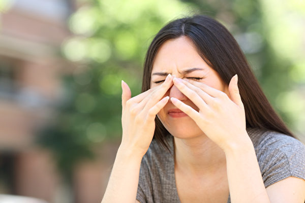 眼屎突然變多，可能是染上流行性角結膜炎。(Shutterstock)
