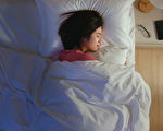 人睡覺時如果暴露於中等光照條件下，會增加患糖尿病和心臟病的風險。(Shutterstock)