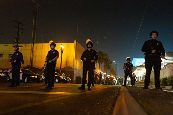 LAPD警员应对堕胎权活动 被自己警棍打伤