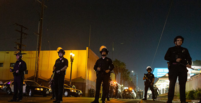 LAPD警员在堕胎权活动中被自己的警棍打伤