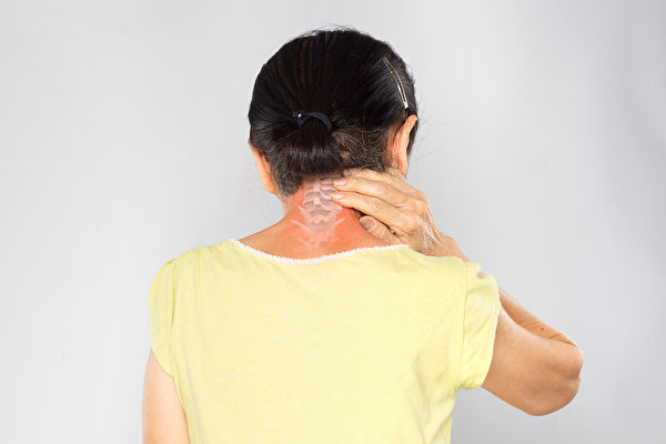 9个改善颈椎错位的自我调理法，帮你逆转颈椎病。(Shutterstock)