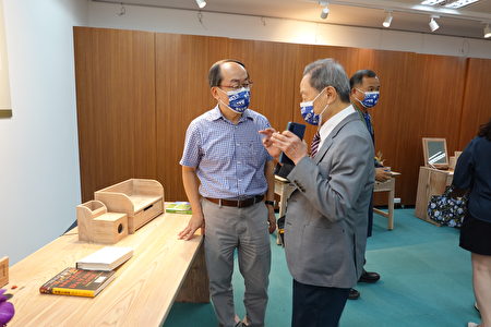  在五組創意家具旁，張岱處長（左）與林嘉洲董事長聊起木材製品進出口事宜。